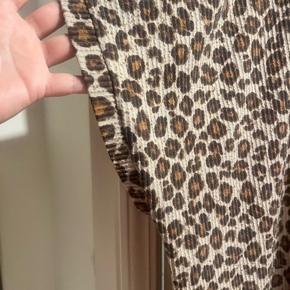 Raised Rib Leopard Print Top - Picture 3 of 4